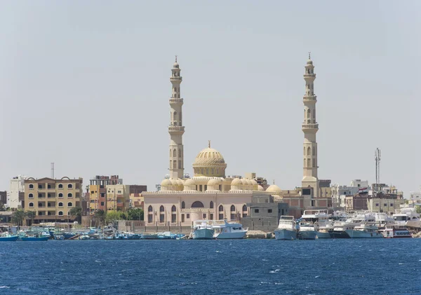 Grote Moderne Moskee Met Minaretten Egyptische Kuststad Door Jachthaven Dok — Stockfoto