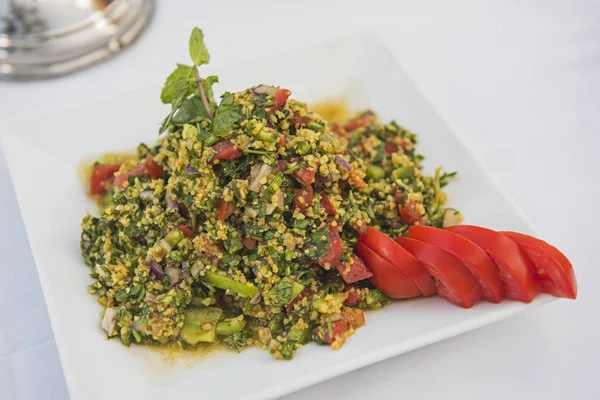 Friska Couscous Vegan Vegetarisk Måltid Restaurang Med Tomat Vit Platta — Stockfoto