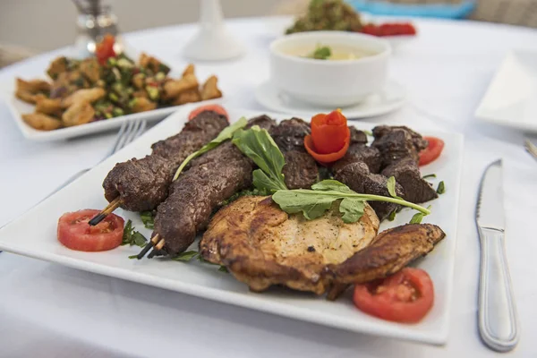 Luksusowy Mieszane Grill Mięso Posiłek Ustawienia Tabeli Świeżym Powietrzu Restauracji — Zdjęcie stockowe