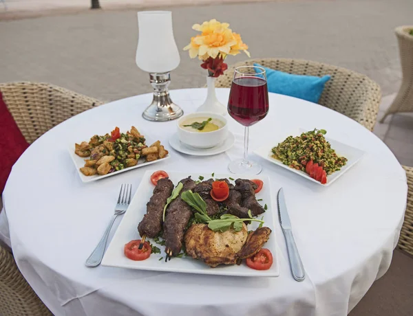 Luxury Mixed Grill Meat Meal Outdoor Table Setting Oriental Restaurant — Stock Photo, Image