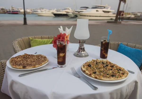 Dwie Pizze Napojami Restauracji Marina Odkryty Luksusowy Stół Ustawienie — Zdjęcie stockowe