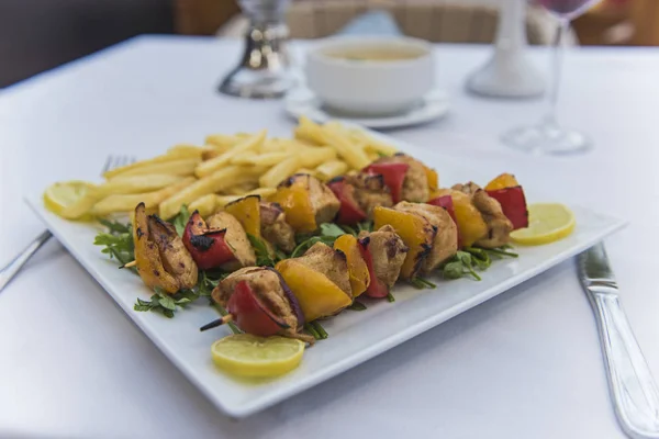 Primer Plano Pollo Shish Tawook Kebab Comida Plato Ambiente Restaurante —  Fotos de Stock