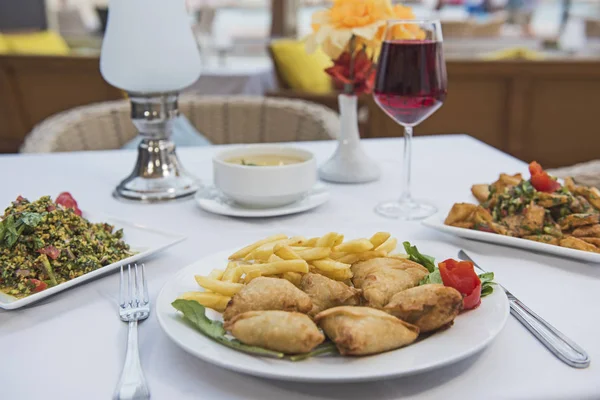 Closeup Oriental Sambousek Appetizer Meal Luxury Outdoor Restaurant Setting — Stock Photo, Image