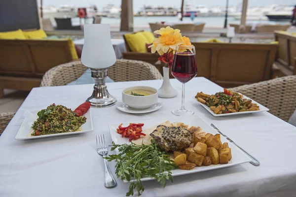 Nahaufnahme Detail Von Rinderfiletsteak Pfeffersoße Luxusrestaurant Mit Blick Auf Den — Stockfoto