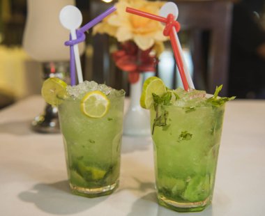 İki alkollü mojito kokteyl içki payet Restoran ayarı tablo ile