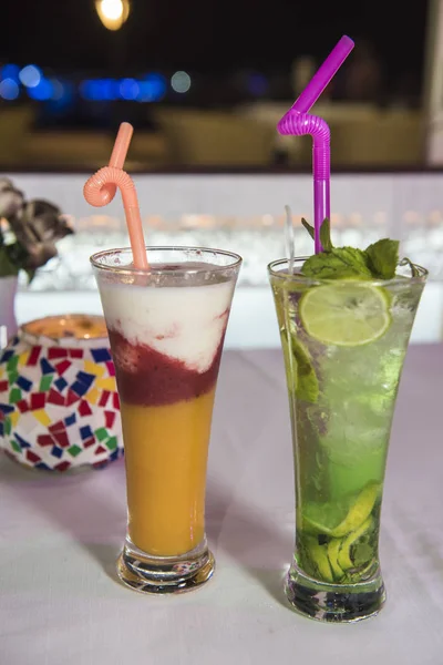 Detalle Cerca Dos Bebidas Cóctel Frutas Alcohólicas Mesa Restaurante —  Fotos de Stock