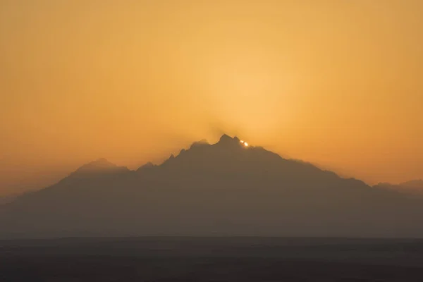 Hermosa Puesta Sol Naranja Impresionante Atardecer Sobre Montaña Paisaje Árido — Foto de Stock