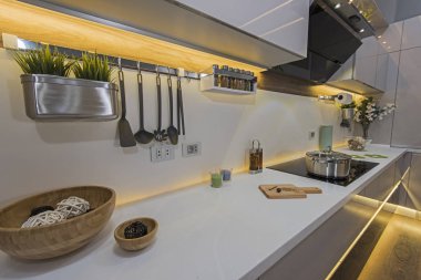 Lüks apartman galerisindeki modern mutfak ve aletleri gösteren iç dizayn dekorasyonu.