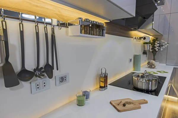 高級アパートのショールームで現代的なキッチンや家電を示すインテリアデザインの装飾 — ストック写真