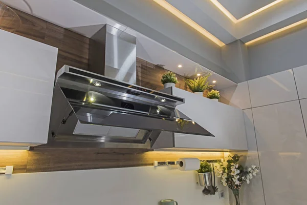 高級マンションのショールームで抽出器ファン アプライアンスを示すモダンなキッチンのインテリア デザインのインテリア — ストック写真