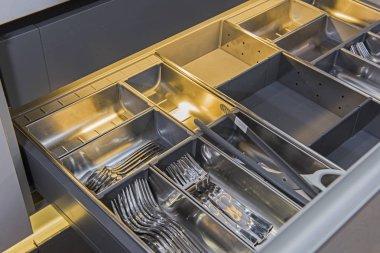 İç tasarım dekor gösteren çatal bıçak çekmecesi lüks daire showroom