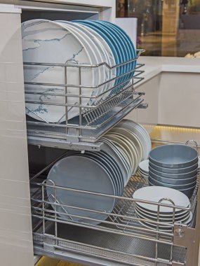 İç tasarım dekor mutfak çanak çömlek ile plaka raf dolap sürgülü detay gösterilen lüks daire