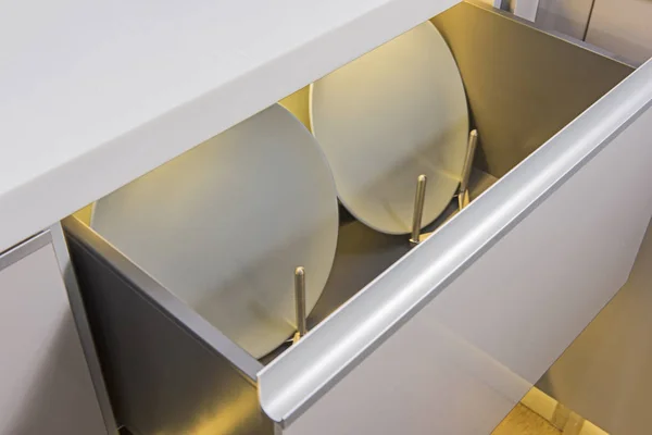 高級マンションのショールームのインテリア デザイン装飾表示キッチン プレート引き出し — ストック写真