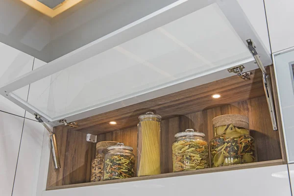 高級マンションのショールームのガラス扉付けインテリア デザイン装飾を示すモダンなキッチン食器棚 — ストック写真