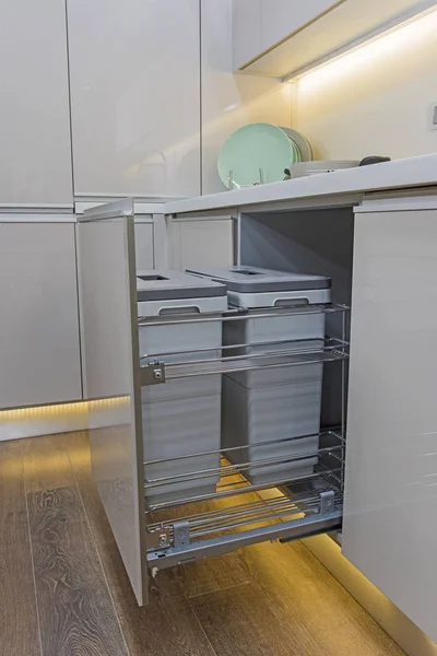 箱と食器棚をスライドのクローズ アップの詳細を表示する高級マンションでキッチンのインテリア デザインのインテリア — ストック写真