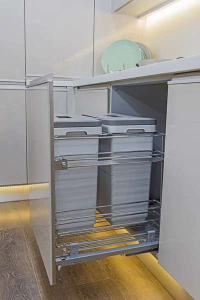室内设计装饰的厨房在豪华公寓显示了滑动柜子与垃圾桶的特写镜头 — 图库照片