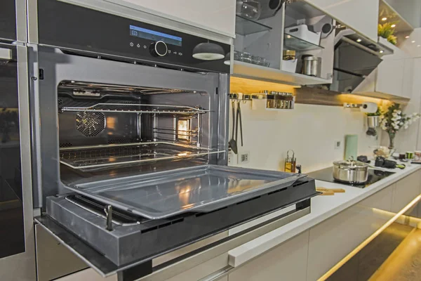 インテリア デザイン内装表示キッチン オーブン炊飯器アプライアンス 高級マンションのショールームで — ストック写真