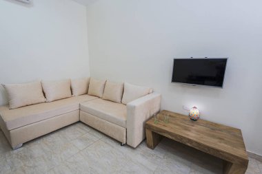 Lüks apartmandaki oturma odası salonu iç dekorasyon mobilyalarını gösteren evi gösteriyor.