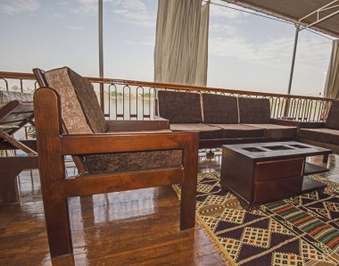 Koltuk kanepe ve Nil Nehri sundeck masaya panoramik manzaralı mavi yolculuk