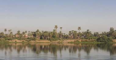 Büyük geniş nehir Nil Mısır'için nehir yoluyla kırsal kırsal manzara karşısında görüntülemek