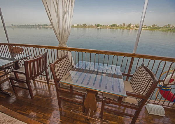 Cadeira Mesa Terraço Barco Cruzeiro Rio Nilo Com Vista Panorâmica — Fotografia de Stock