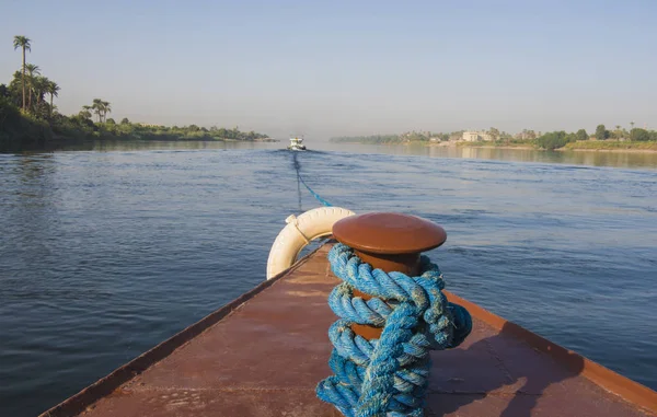 大きな広い川の高級弓から田舎の風景を川岸にエジプトでナイルのクルーズ船 — ストック写真
