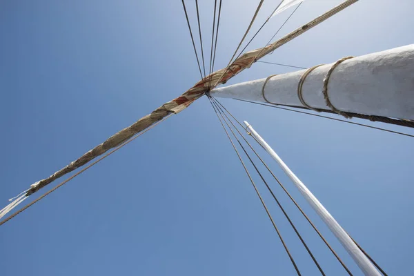 Abstract View Wooden Sailing Boat Mast Rigging Blue Sky Background — Stock Photo, Image