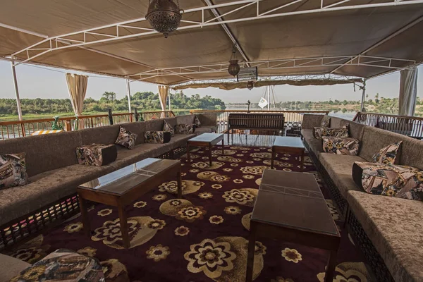 在尼罗河游船的日光浴甲板上坐着沙发和桌子 可欣赏全景 — 图库照片