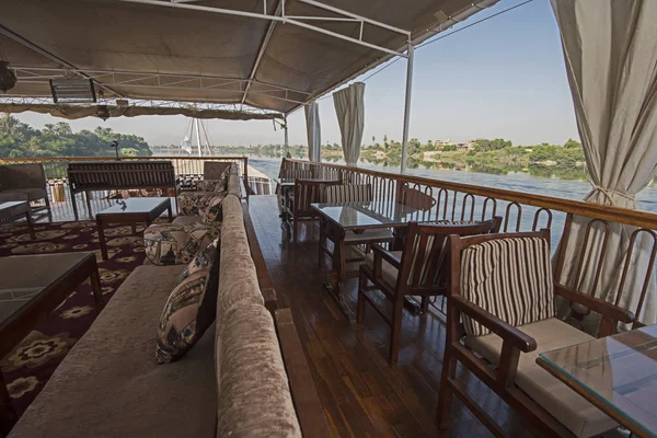 Sofá Mesa Terraço Barco Cruzeiro Rio Nilo Com Vista Panorâmica — Fotografia de Stock