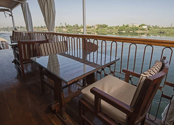 Cadeira Mesa Terraço Barco Cruzeiro Rio Nilo Com Vista Panorâmica — Fotografia de Stock