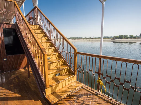 Güverte Alanı Büyük Lüks Nehri Nin Üzerinde Ahşap Merdiven Yat — Stok fotoğraf