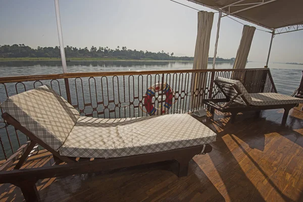 Leżaki Tarasie Słonecznym Nil Luxury Cruise Łodzi Latem Panoramicznym Widokiem — Zdjęcie stockowe