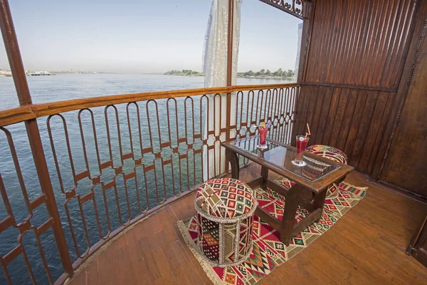 Sessel Und Tisch Auf Dem Kabinenbalkon Eines Luxuriösen Nil Kreuzfahrtschiffes — Stockfoto