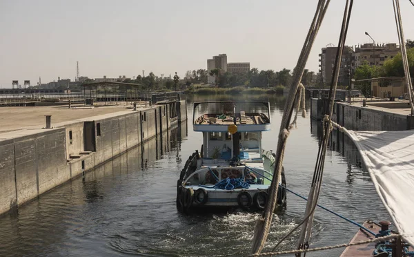 Liten Bogserbåt Bogsering Båt Nilen Egypten Genom Lantlig Stad Landskap — Stockfoto