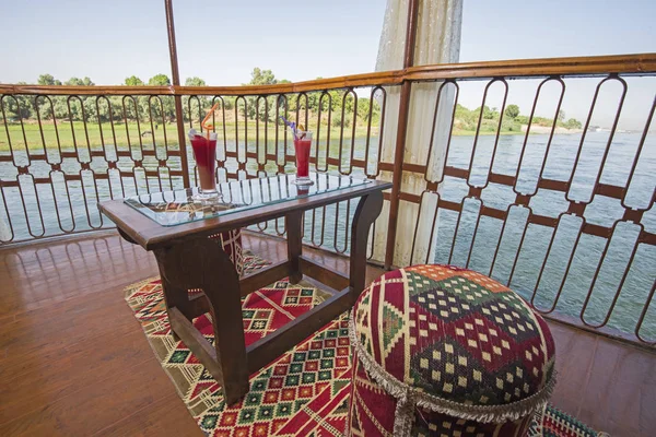 座席の椅子とテーブルをキャビンのバルコニーで豪華なナイル川のクルーズ パノラマ ビューとボート — ストック写真
