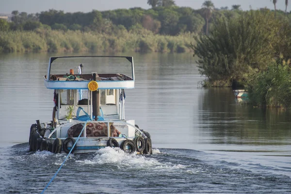 Petit Remorqueur Remorquant Yacht Sur Rivière Nile Egypte Travers Paysage — Photo