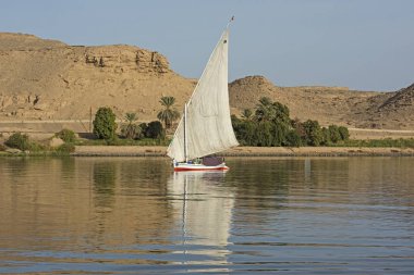Geleneksel Mısır felluca Yelkenli tekne yansıma Aswan ile Nil Nehri üzerinde