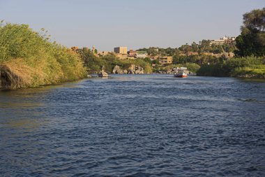Aşağı nehir Nil Aswan Mısır için nehir yoluyla kırsal kırsal manzara ve arka plan şehirde göster