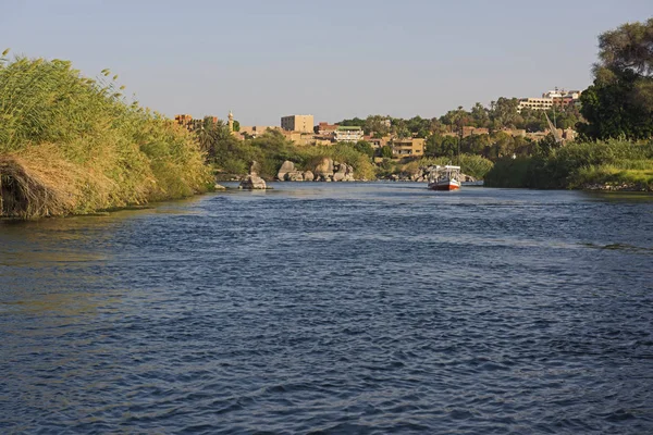 以埃及阿斯旺河尼罗河为背景 通过农村景观和城镇欣赏河上尼罗河 — 图库照片