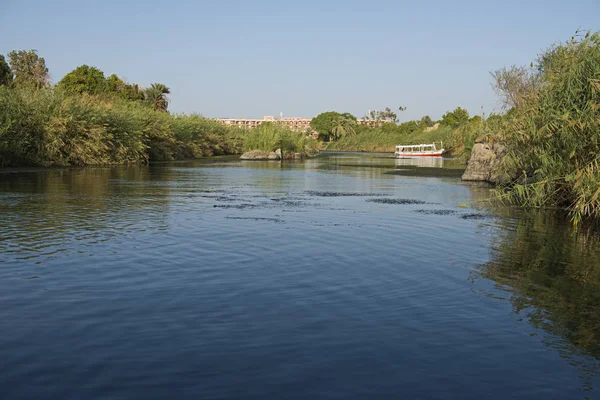 通过农村景观沿着埃及阿斯旺的大宽河尼罗河到河岸 — 图库照片