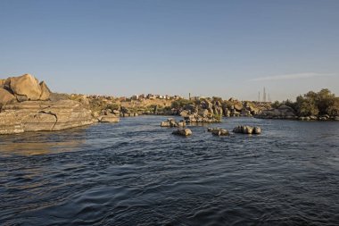 Büyük geniş nehir Nil Aswan Mısır kayalık katarakt Adaları ve dağ arka plan ile kırsal kırsal manzara ile aşağı görüntülemek