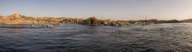 Büyük geniş nehir Nil Aswan Mısır kayalık katarakt Adaları ve dağ arka plan ile kırsal kırsal manzara ile aşağı görüntülemek