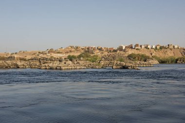 Büyük geniş nehir Nil Aswan Mısır kayalık katarakt Adaları ve dağ arka plan ile kırsal kırsal manzara ile aşağı görüntülemek