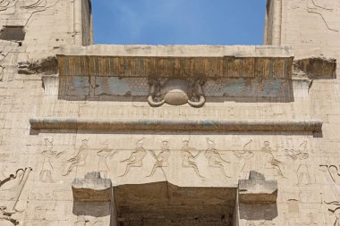 Antik Mısır Tapınağı Horus Edfu içinde girişinde duvarda Hieroglypic oymalar