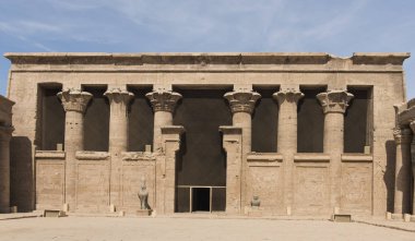 Hieroglypic oymalar duvar ve Antik Mısır Tapınağı Horus Edfu içinde için giriş sütunları