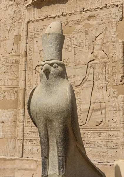 Esculturas Hieroglípicas Parede Antigo Templo Egípcio Hórus Edfu Com Estátua — Fotografia de Stock