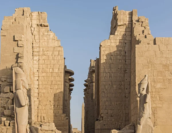 Firavun Luxor Mısır Avluda Karnak Tapınağı Büyük Taş Duvar Heykeli — Stok fotoğraf