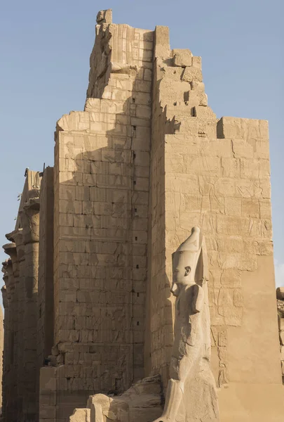 Posąg Faraona Duży Kamienny Mur Dziedzińcu Świątyni Karnak Luxor Egipt — Zdjęcie stockowe