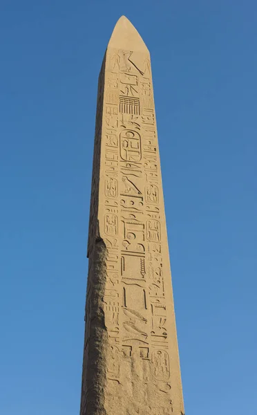 Grande Obelisco Egyptian Antigo Alto Temple Karnak Luxor Com Carvings — Fotografia de Stock