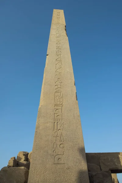 Nagy Magas Ókori Egyiptomi Obeliszket Karnak Templom Luxor Titokzatos Faragványok — Stock Fotó